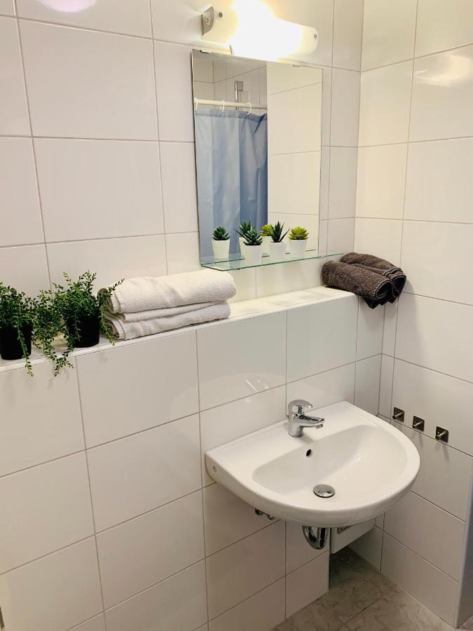 Direkte Uninaehe: Ferienwohnung Mit Grossem Doppelbett, Kuechenzeile Und Neu Renoviertem Badezimmer Гомбург Екстер'єр фото